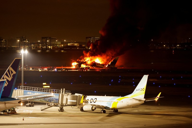 Pesawat A350 Japan Airlines terbakar di bandara internasional Haneda di Tokyo, Jepang 2 Januari 2024. Pesawat A350 Japan Airlines terbakar di bandara internasional Haneda di Tokyo, Jepang 2 Januari 2024. (REUTERS/Issei Kato)