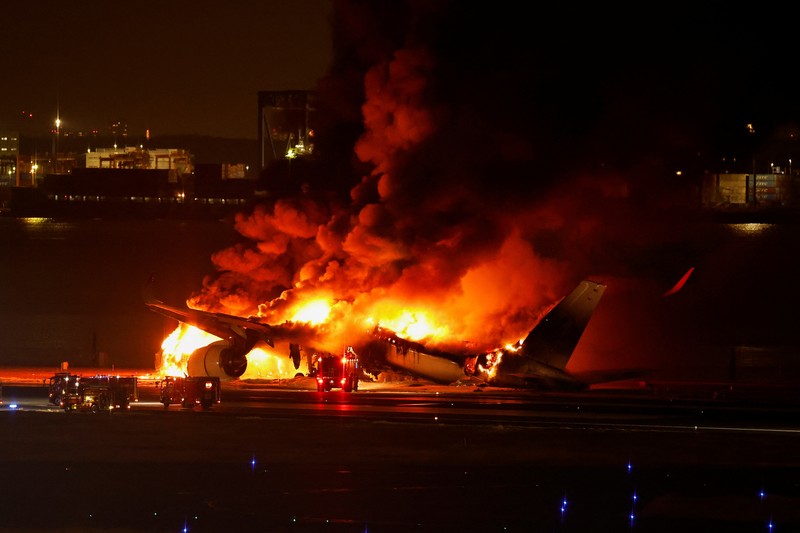 Pesawat A350 Japan Airlines terbakar di bandara internasional Haneda di Tokyo, Jepang 2 Januari 2024. Pesawat A350 Japan Airlines terbakar di bandara internasional Haneda di Tokyo, Jepang 2 Januari 2024. (REUTERS/Issei Kato)