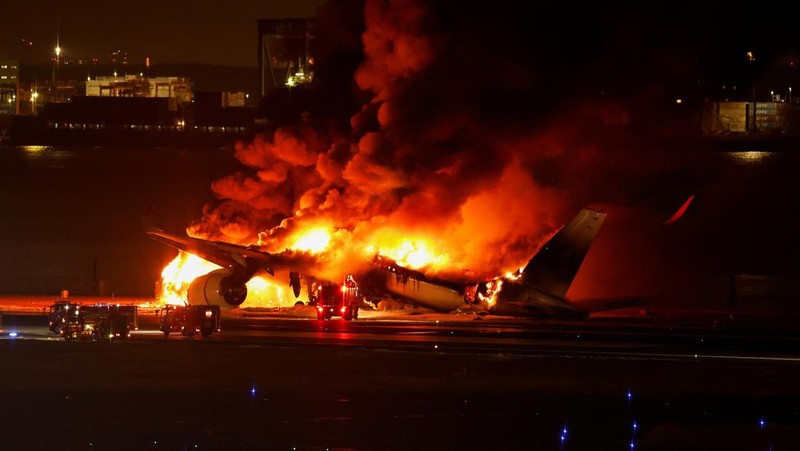 Pesawat A350 Japan Airlines terbakar di bandara internasional Haneda di Tokyo, Jepang 2 Januari 2024. (REUTERS/Issei Kato)