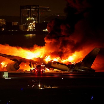 Detik-Detik Pesawat Japan Airlines Tabrakan-Terbakar, 5 Tewas