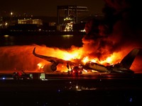 Detik-Detik Pesawat Japan Airlines Tabrakan-Terbakar, 5 Tewas