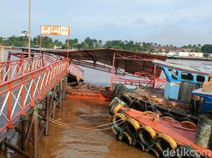 Dishub Sumsel Ungkap Penyebab Tongkang Batu Barat Tabrak 2 Dermaga