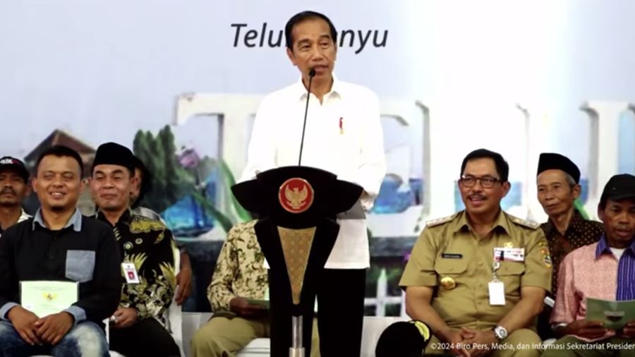 Presiden Jokowi Serahkan Sertipikat Tanah Untuk Rakyat Provinsi Jateng, Cilacap, 2 Jan 2024. (Tangkapan Layar Youtube)
