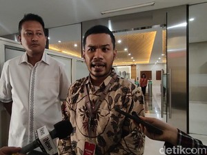 Roy Suryo Dipolisikan Buntut Tuduhan Gibran Pakai 3 Mikrofon