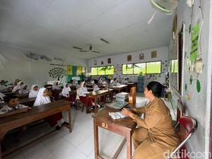 Tahun Baru Ngenes Siswa SDN di Mojokerto, Pindah Kelas gegara Ruangan Ambruk