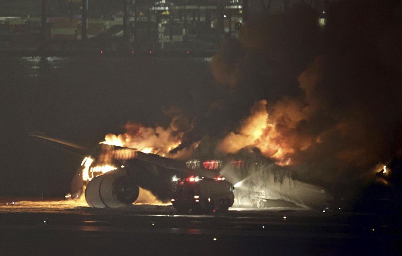 Pesawat A350 Japan Airlines terbakar di bandara internasional Haneda di Tokyo, Jepang 2 Januari 2024. Pesawat A350 Japan Airlines terbakar di bandara internasional Haneda di Tokyo, Jepang 2 Januari 2024. (REUTERS/Issei Kato)