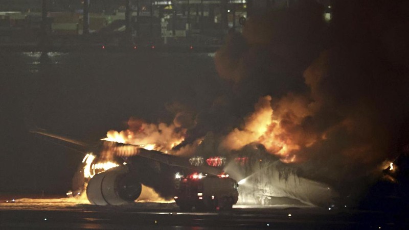 Pesawat A350 Japan Airlines terbakar di bandara internasional Haneda di Tokyo, Jepang 2 Januari 2024. (REUTERS/Issei Kato)