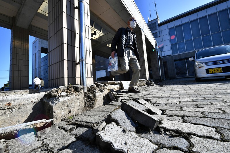 Masyarakat setempat dievakuasi ke tempat penampungan di Joetsushi Total Gymnastics pada 01 Januari 2024 di Joetsu, Jepang. Peringatan tsunami dikeluarkan untuk garis pantai barat Jepang setelah serangkaian gempa bumi, yang terbesar berkekuatan sekitar 7,4 skala Richter, melanda daerah sekitar Toyama dan Niigata di Jepang tengah. Masyarakat setempat dievakuasi ke tempat penampungan di Joetsushi Total Gymnastics pada 01 Januari 2024 di Joetsu, Jepang. Peringatan tsunami dikeluarkan untuk garis pantai barat Jepang setelah serangkaian gempa bumi, yang terbesar berkekuatan sekitar 7,4 skala Richter, melanda daerah sekitar Toyama dan Niigata di Jepang tengah. (Photo by Annabelle Chih/Getty Images)