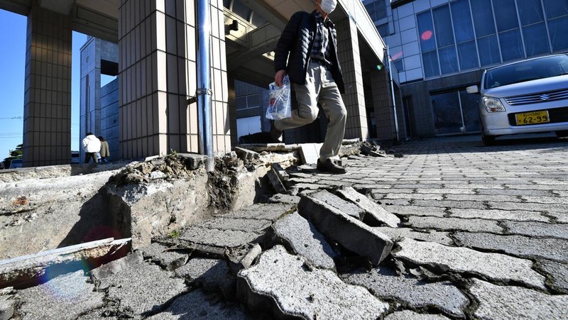 Masyarakat setempat dievakuasi ke tempat penampungan di Joetsushi Total Gymnastics pada 01 Januari 2024 di Joetsu, Jepang. Peringatan tsunami dikeluarkan untuk garis pantai barat Jepang setelah serangkaian gempa bumi, yang terbesar berkekuatan sekitar 7,4 skala Richter, melanda daerah sekitar Toyama dan Niigata di Jepang tengah. (Photo by Annabelle Chih/Getty Images)