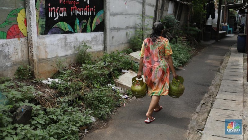 Liquefied Petroleum Gas (LPG) bersubsidi tabung 3 kilogram (kg) di pangkalan resmi LPG 3 kg Pertamina di Kawasan Jakarta, Selasa (2/1/2024). (վ/Tri Susilo)