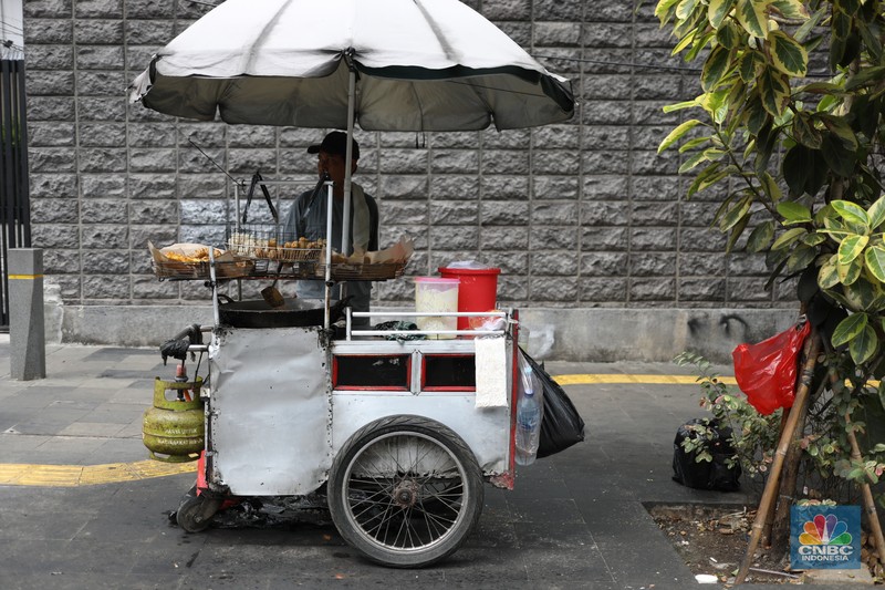 Pekerja menurunkan Liquefied Petroleum Gas (LPG) bersubsidi tabung 3 kilogram (kg) dari truk di pangkalan resmi LPG 3 kg Pertamina di Kawasan Jakarta, Selasa (2/1/2024). (CNBC Indonesia/Tri Susilo)