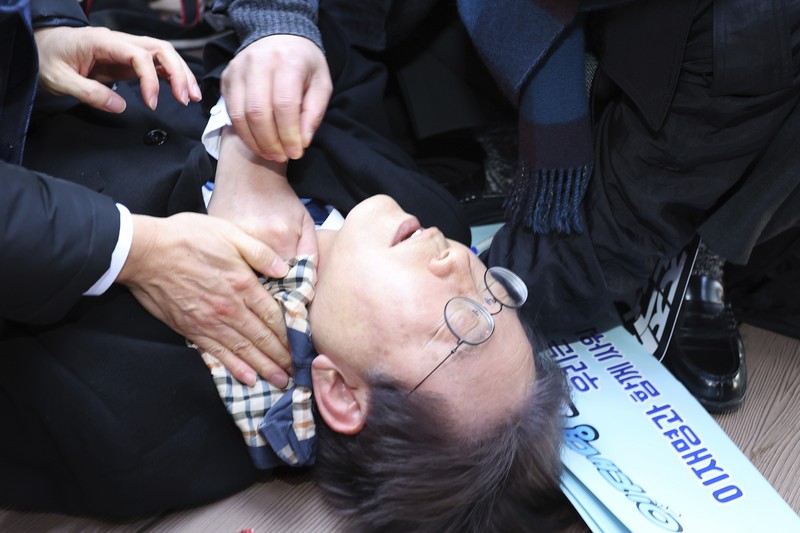 South Korea Politician Attacked South Korean opposition leader Lee Jae-myung, center, speaks as he visits the construction site of a new airport in Busan, South Korea, Tuesday, Jan. 2, 2024. Lee was attacked and injured by an unidentified man during a visit Tuesday to the southeastern city of Busan, emergency officials said. (Sohn Hyung-joo/Yonhap via AP)