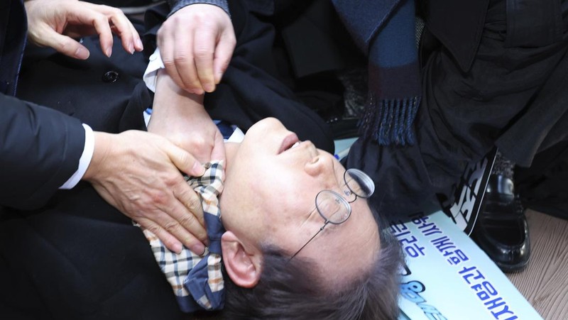 South Korean opposition leader Lee Jae-myung, center, speaks as he visits the construction site of a new airport in Busan, South Korea, Tuesday, Jan. 2, 2024. Lee was attacked and injured by an unidentified man during a visit Tuesday to the southeastern city of Busan, emergency officials said. (Sohn Hyung-joo/Yonhap via AP)
