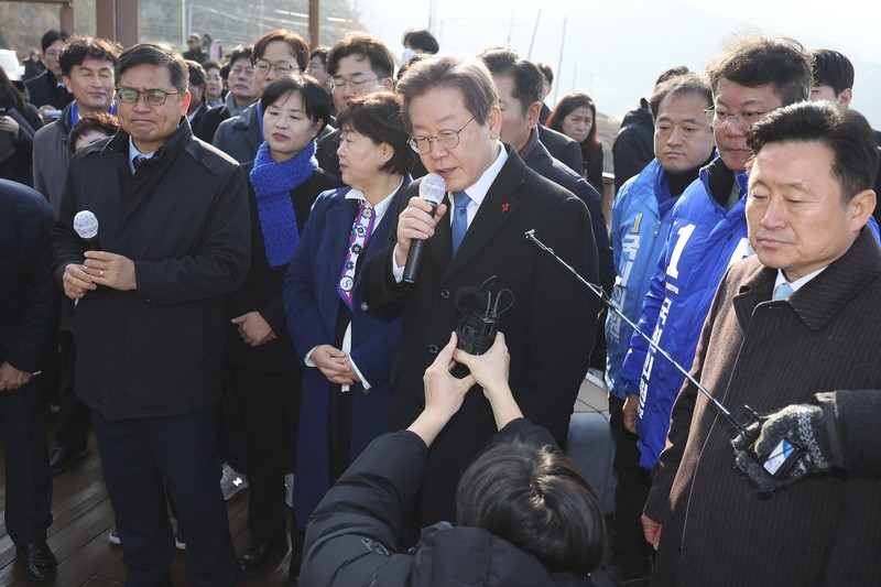 South Korea Politician Attacked South Korean opposition leader Lee Jae-myung, center, speaks as he visits the construction site of a new airport in Busan, South Korea, Tuesday, Jan. 2, 2024. Lee was attacked and injured by an unidentified man during a visit Tuesday to the southeastern city of Busan, emergency officials said. (Sohn Hyung-joo/Yonhap via AP)