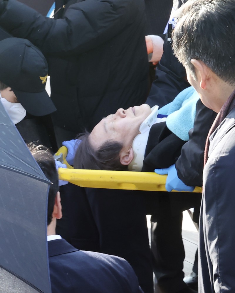 South Korea Politician Attacked South Korean opposition leader Lee Jae-myung, center, speaks as he visits the construction site of a new airport in Busan, South Korea, Tuesday, Jan. 2, 2024. Lee was attacked and injured by an unidentified man during a visit Tuesday to the southeastern city of Busan, emergency officials said. (Sohn Hyung-joo/Yonhap via AP)
