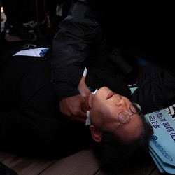Kronologi Politisi Korsel Lee Jae-myung Ditikam saat Blusukan