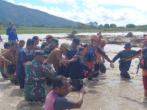 Pemotor Terseret Banjir Saat Lewati Longsor Ditemukan Tewas
