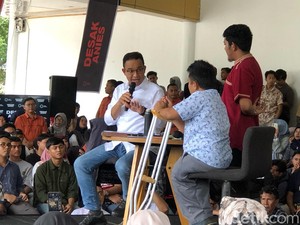 Respons Anies soal Desak Anies Batal di Istano Basa Pagaruyung