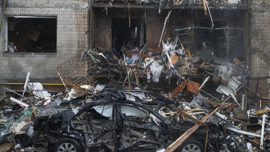 Petugas pemadam kebakaran berupaya memadamkan api di gedung apartemen yang hancur pasca serangan Rusia di Kyiv, Ukraina, Selasa, 2 Januari 2024. (AP Photo/Efrem Lukatsky)