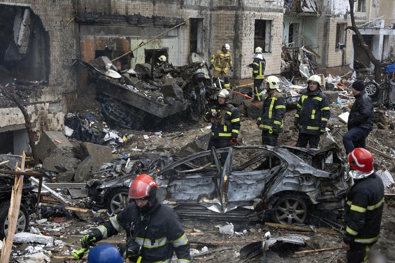 APTOPIX Russia Ukraine War Petugas pemadam kebakaran berupaya memadamkan api di gedung apartemen yang hancur pasca serangan Rusia di Kyiv, Ukraina, Selasa, 2 Januari 2024. (AP Photo/Efrem Lukatsky)