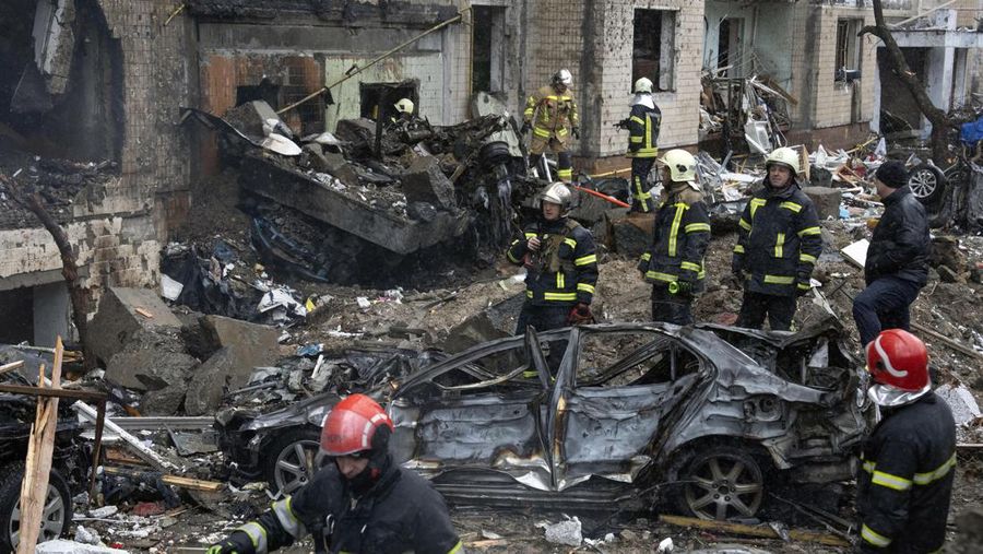 Petugas pemadam kebakaran berupaya memadamkan api di gedung apartemen yang hancur pasca serangan Rusia di Kyiv, Ukraina, Selasa, 2 Januari 2024. (AP Photo/Efrem Lukatsky)