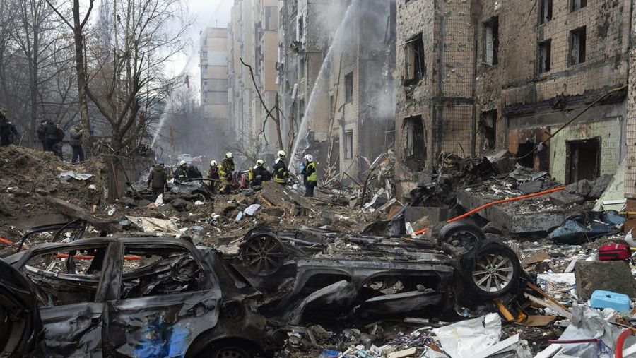 Petugas pemadam kebakaran berupaya memadamkan api di gedung apartemen yang hancur pasca serangan Rusia di Kyiv, Ukraina, Selasa, 2 Januari 2024. (AP Photo/Efrem Lukatsky)