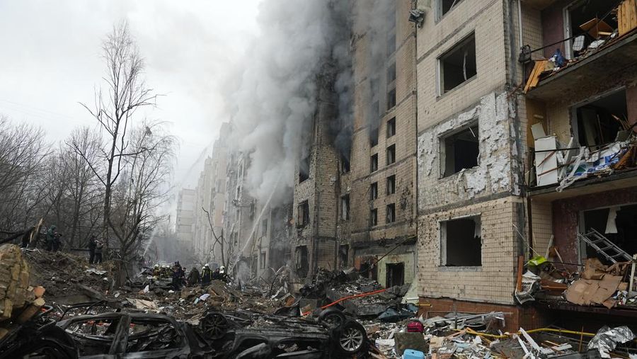 Petugas pemadam kebakaran berupaya memadamkan api di gedung apartemen yang hancur pasca serangan Rusia di Kyiv, Ukraina, Selasa, 2 Januari 2024. (AP Photo/Efrem Lukatsky)