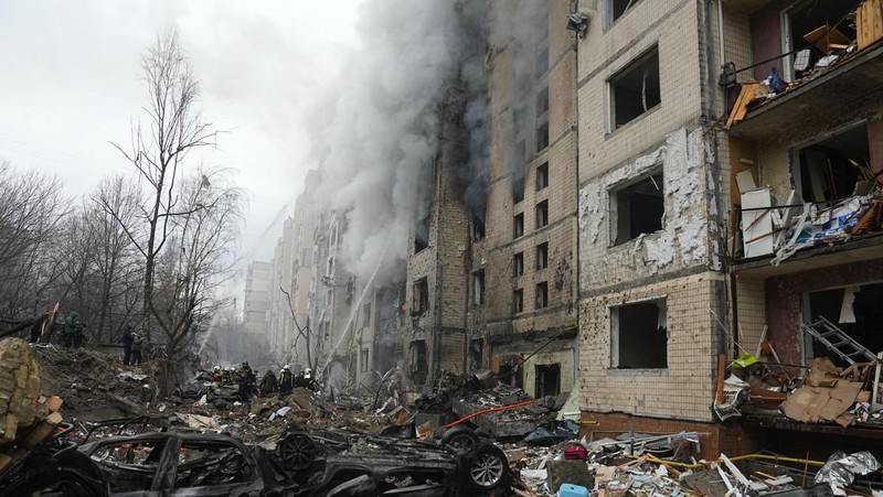 Petugas pemadam kebakaran berupaya memadamkan api di gedung apartemen yang hancur pasca serangan Rusia di Kyiv, Ukraina, Selasa, 2 Januari 2024. (AP Photo/Efrem Lukatsky)