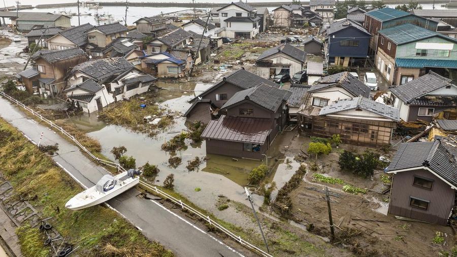 Sebuah kapal terdampar di pantai di kota Suzu, prefektur Ishikawa pada 3 Januari 2024, setelah gempa bumi besar berkekuatan 7,5 melanda wilayah Noto di prefektur Ishikawa pada Hari Tahun Baru. Tim penyelamat Jepang bergegas mencari korban selamat pada 3 Januari ketika pihak berwenang memperingatkan akan terjadinya tanah longsor dan hujan lebat setelah gempa bumi dahsyat yang menewaskan sedikitnya 62 orang. (Photo by FRED MERY/AFP via Getty Images)