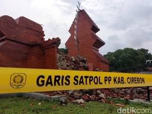 Gapura Taman Pataraksa Cirebon Setinggi 8,7 Meter Ambruk