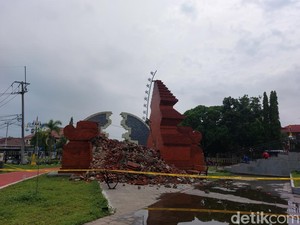 Dalih Kontraktor soal Gapura 8,7 Meter di Taman Pataraksa Cirebon Ambruk