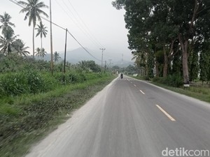 Pengungsi Erupsi Gunung Lewotobi Khawatirkan Ternak yang Ditinggal
