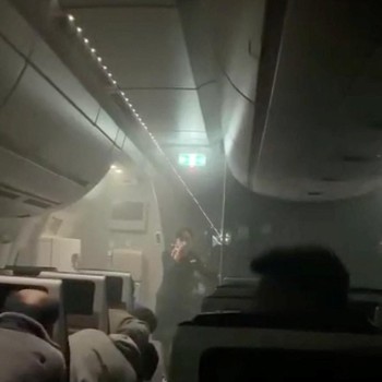 Momen Kepanikan Penumpang saat Japan Airlines Terbakar