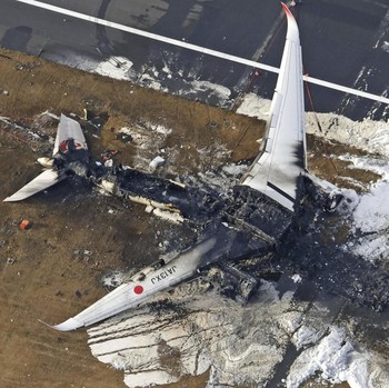 Potret Hangus Japan Airlines Terbakar Hebat di Haneda Tokyo