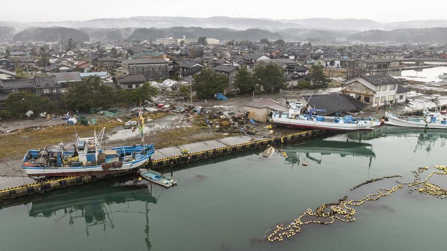 Sebuah kapal terdampar di pantai di kota Suzu, prefektur Ishikawa pada 3 Januari 2024, setelah gempa bumi besar berkekuatan 7,5 melanda wilayah Noto di prefektur Ishikawa pada Hari Tahun Baru. Tim penyelamat Jepang bergegas mencari korban selamat pada 3 Januari ketika pihak berwenang memperingatkan akan terjadinya tanah longsor dan hujan lebat setelah gempa bumi dahsyat yang menewaskan sedikitnya 62 orang. (Photo by FRED MERY/AFP via Getty Images)