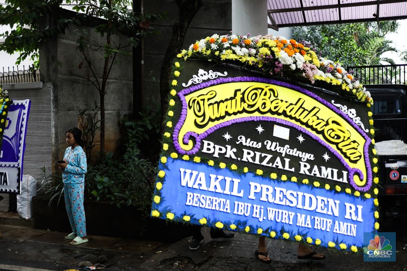 Karangan Bunga Duka Cita di Kediaman Rumah Duka Rizal Ramli. (CNBC Indonesia/Tri Susilo)