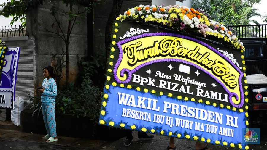Karangan Bunga Duka Cita di Kediaman Rumah Duka Rizal Ramli. (CNBC Indonesia/Tri Susilo)