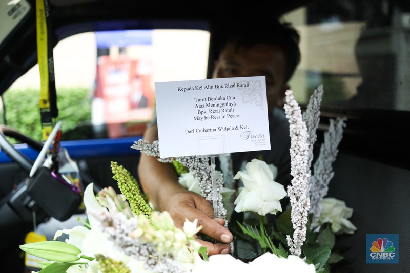 Karangan Bunga Duka Cita di Kediaman Rumah Duka Rizal Ramli. (CNBC Indonesia/Tri Susilo)