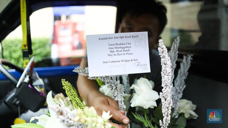 Karangan Bunga Duka Cita di Kediaman Rumah Duka Rizal Ramli. (CNBC Indonesia/Tri Susilo)