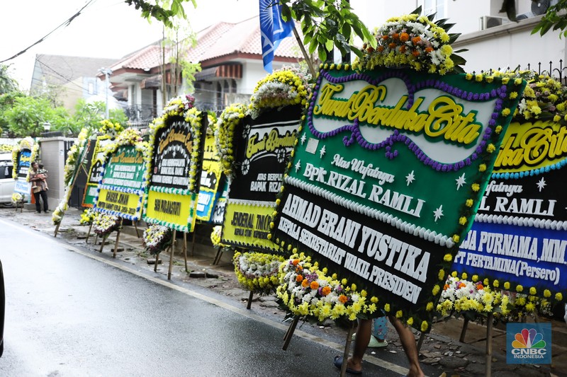 Karangan Bunga Duka Cita di Kediaman Rumah Duka Rizal Ramli. (CNBC Indonesia/Tri Susilo)
