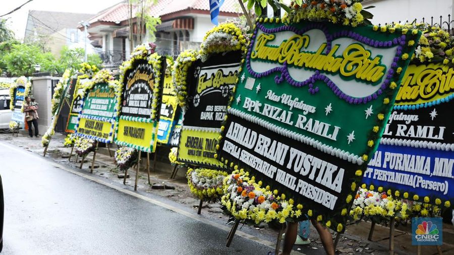 Karangan Bunga Duka Cita di Kediaman Rumah Duka Rizal Ramli. (CNBC Indonesia/Tri Susilo)