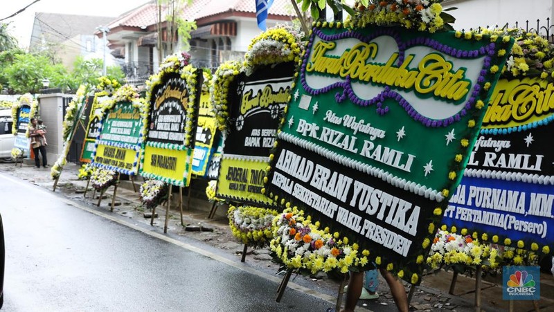 Karangan Bunga Duka Cita di Kediaman Rumah Duka Rizal Ramli. (CNBC Indonesia/Tri Susilo)