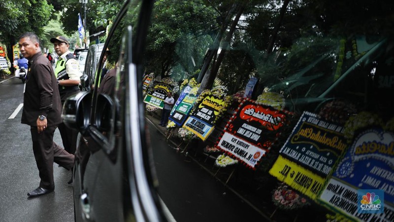 Karangan Bunga Duka Cita di Kediaman Rumah Duka Rizal Ramli. (CNBC Indonesia/Tri Susilo)