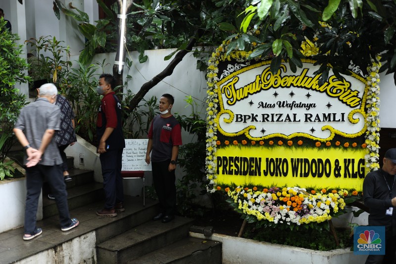 Karangan Bunga Duka Cita di Kediaman Rumah Duka Rizal Ramli. (CNBC Indonesia/Tri Susilo)