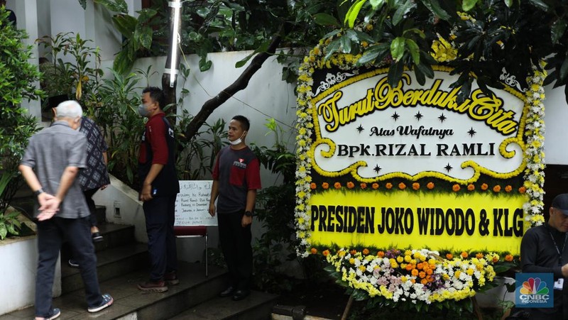 Karangan Bunga Duka Cita di Kediaman Rumah Duka Rizal Ramli. (CNBC Indonesia/Tri Susilo)