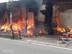 Kebakaran Hebat Hanguskan Ruko-Pelinggih di Payangan, Kerugian Rp 2 Miliar