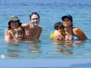 Gaya Luna Maya Liburan di Pantai Viral, Pakai Sunblock Tebal bak Topeng