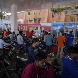 Antrean Mengular! Potret India Panic Buying, Kiamat BBM