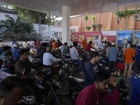 Antrean Mengular! Potret India Panic Buying, Kiamat BBM