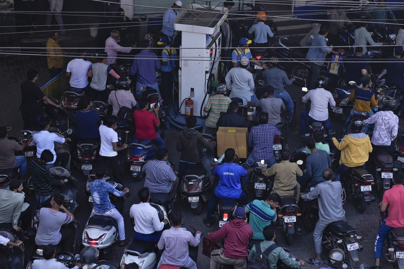 Masyarakat menunggu bahan bakar di pompa bensin di Hyderabad, India, Selasa, 2 Januari 2024. Pemogokan nasional yang diserukan oleh asosiasi transportasi telah menyebabkan gangguan pasokan bahan bakar. Masyarakat menunggu bahan bakar di pompa bensin di Hyderabad, India, Selasa, 2 Januari 2024. Pemogokan nasional yang diserukan oleh asosiasi transportasi telah menyebabkan gangguan pasokan bahan bakar. (AP Photo/Mahesh Kumar A.)